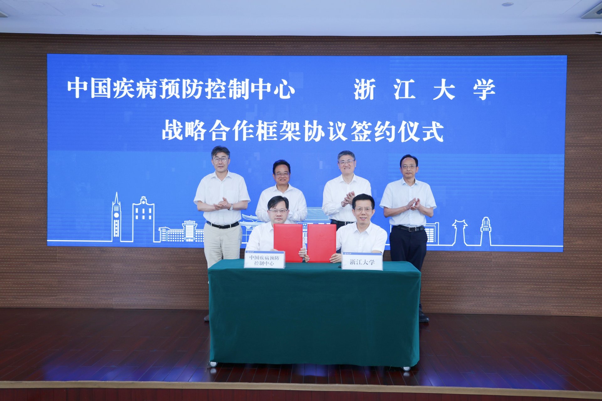 王立忠主持签约仪式